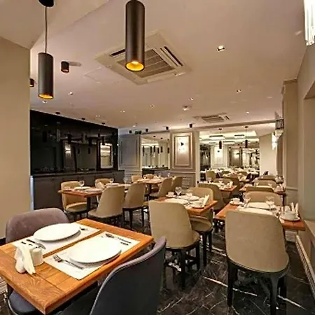 Hotel Dora Pera 4*